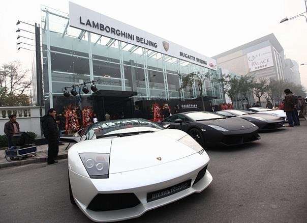 Der erneuerte Showroom in Peking liegt an der bekannten Jinbao-Straße, einer der wichtigsten Einkaufsregionen der Welt für Luxusartikel. Foto: Lamborghini/auto-reporter.net